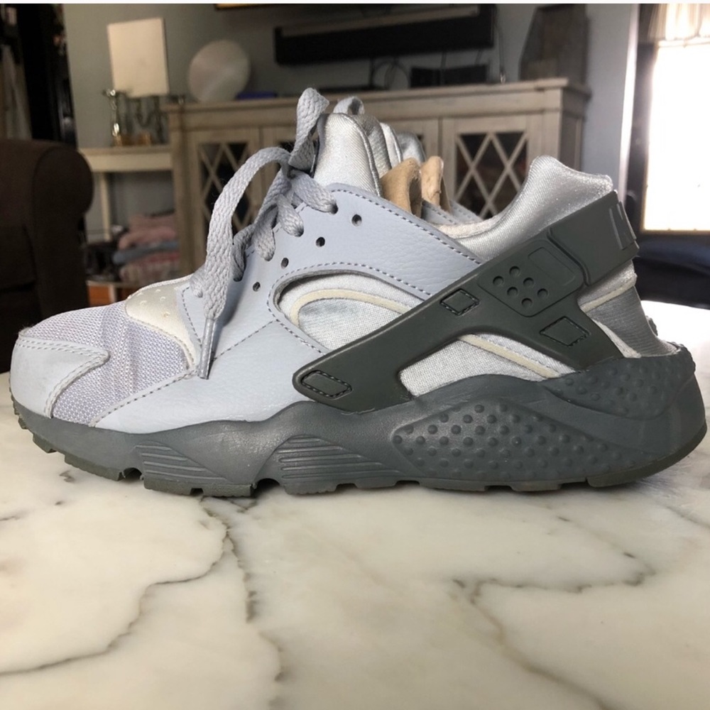 7Boy/Sz 8 women gray Huaraches